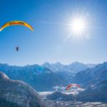 Paragliding-Winter-Interlaken-Mike-Kaufmann-06805-696×464.jpg